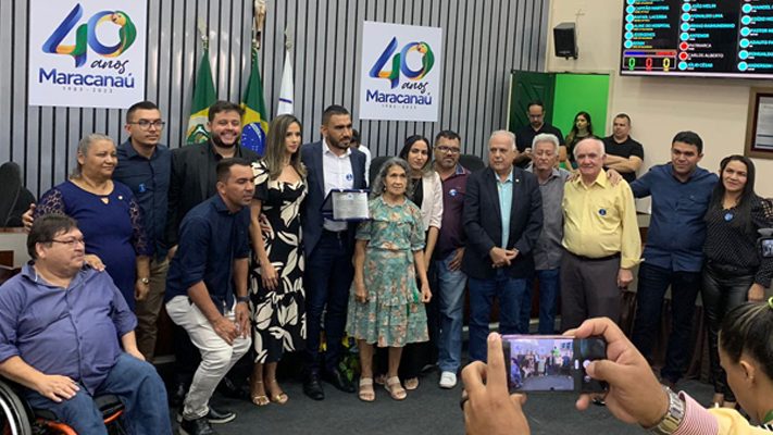 Francisco Cleobir recebe Medalha Ivens Dias Branco na Câmara Municipal de Maracanaú